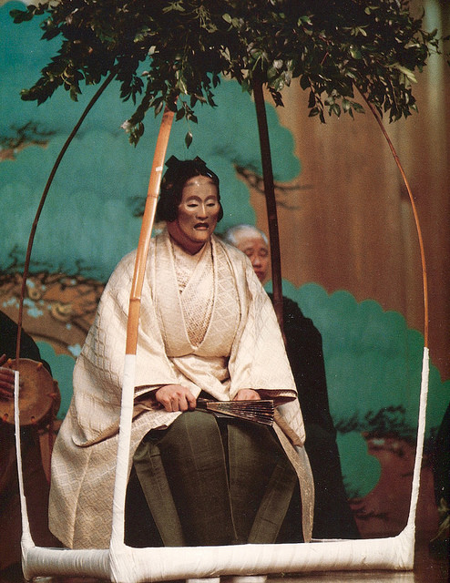Motomezuka, Act 2, performed by Kita Roppeita (1874–1971). Copyright Morita
Toshiro. After Shinjinbutsu Orai, Inc., Noh Photographs, 1987, pl. 62