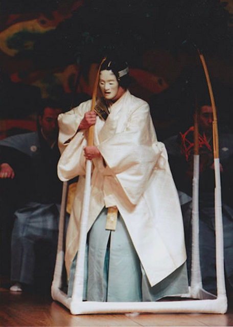 Motomezuka, Act 2, performed by a troupe of the Kita School, April 1977.
Image courtesy of the estate of Karen Brazell, copyright Global Performing
Arts Database
