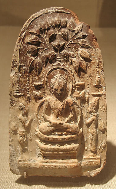 《菩提樹下的佛陀》，泰國陀羅缽地時期（公元七至九世紀），赤陶，都會藝術博物館收藏。