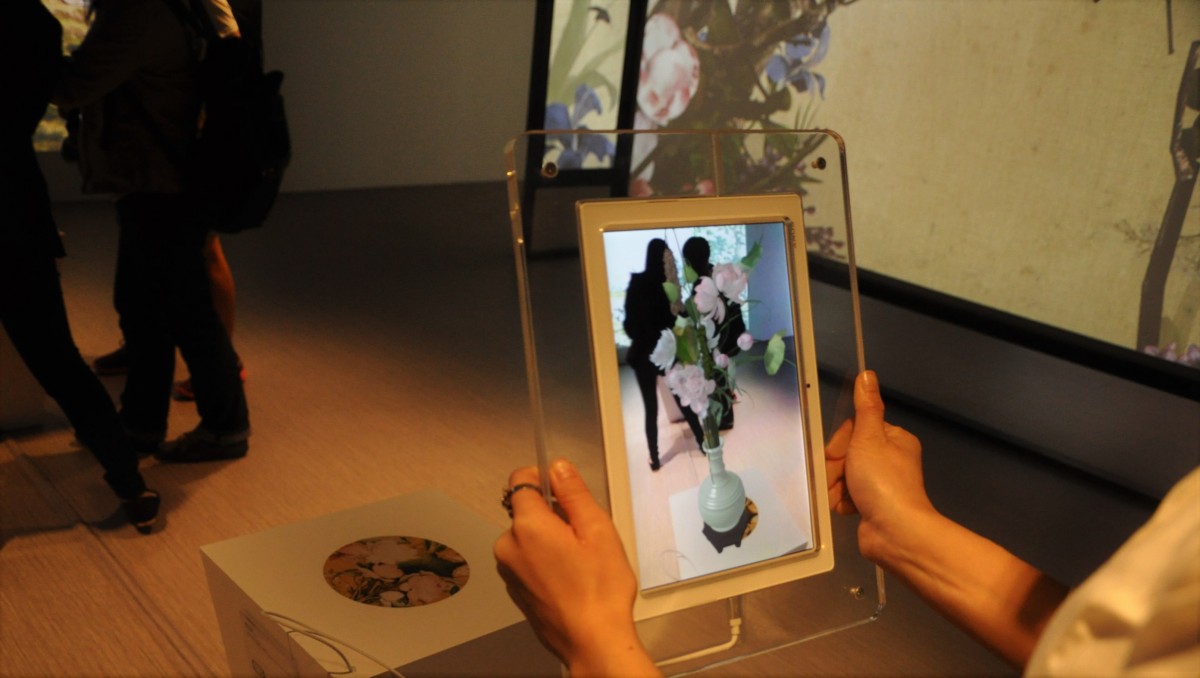 郎世寧把自己承傳的西方藝術形式，融合到中國的繪畫中，展示出獨等的面貌。圖為新媒體展品「虛擬畫瓶花」。