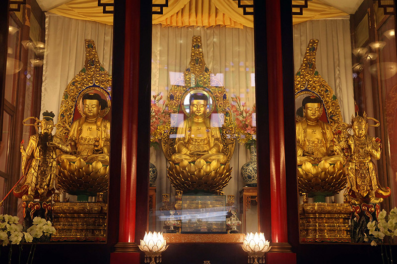 正殿的佛龕供奉三寶佛和兩護法