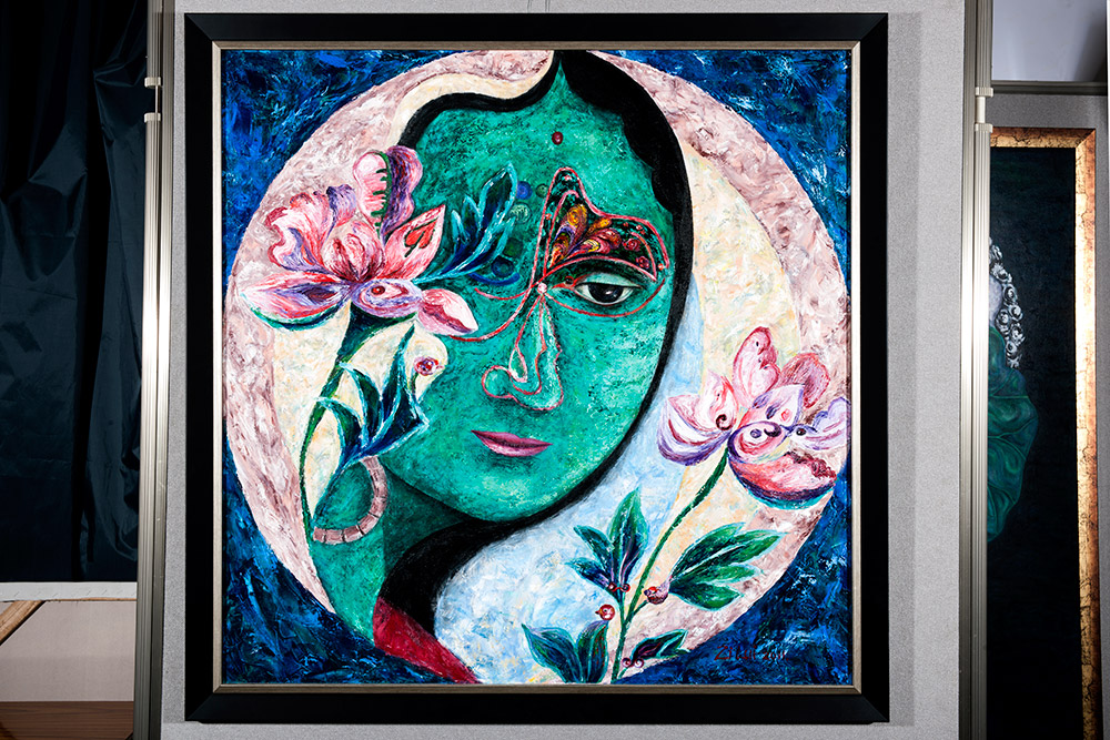 綠度母是觀世音菩薩的化身。畫中的綠度母，看到生靈受苦，眼神充滿感觸哀愁之情。
