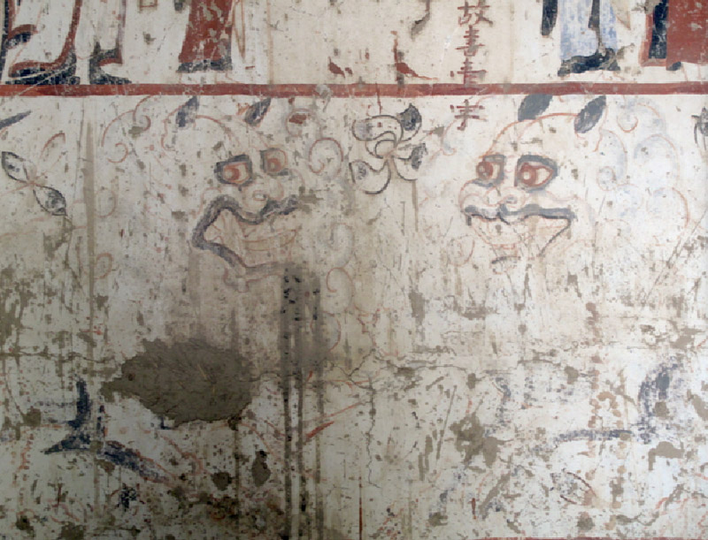 敦煌莫高窟隋代第303窟內中心塔柱下繪畫上一對生動獅子（圖：敦煌研究院）。