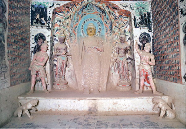 敦煌莫高窟初唐第203窟圓形龕中有一佛二菩薩雕二力士，兩旁小方台上有二獅子（圖：敦煌研究院）。