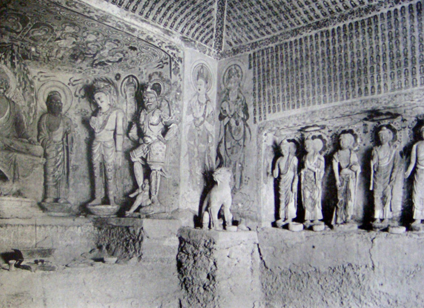 在伯希和團隊所攝的舊相中，見20世紀初敦煌莫高窟第46窟中仍存一對獅子像。（攝：Charles Nouette (1869-1910)）