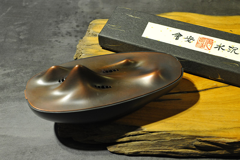 山景香爐，產地為中國，以紅銅鑄製。大地山河型態寬闊，給人安穩的感覺