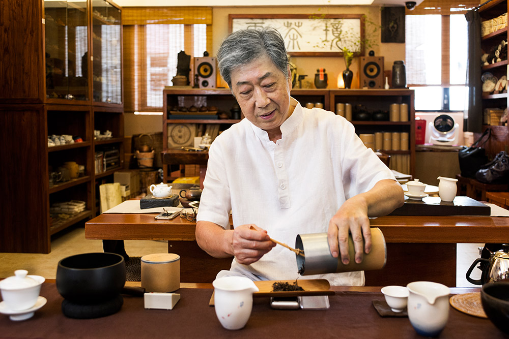 近月雲茶境的主人呂沐真（人稱茂哥）受寺院邀請，辦了數次茶禪，讓更多佛子從茶中，找到靜，找回初心。