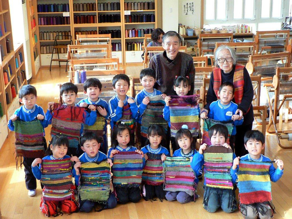 Saori倡議「任何人也可以享受織布」，城美紗緒認為小孩子的好奇心是實踐Saori的重要條件。