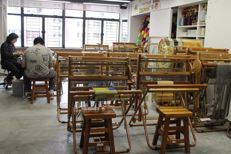 香港的聖雅各福群會近年引入Saori,配備織布機和紗線,讓復康人士盡情表達藝術情操和能力。 香港的聖雅各福群會近年引入Saori,配備織布機和紗線,讓復康人士盡情表達藝術情操和能力。