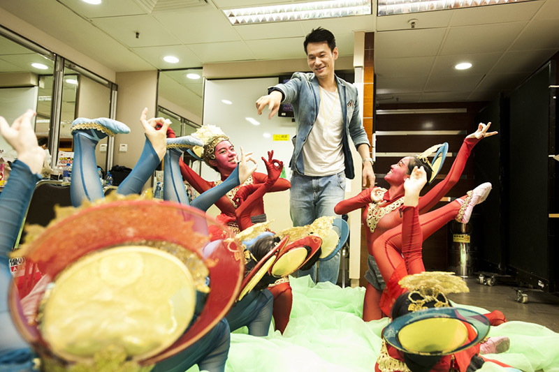 陳磊老師與一眾舞蹈員打成一片（圖：Tim Liu）。