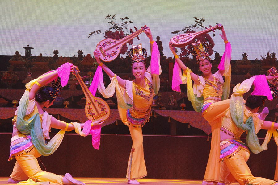 《金黄彩塑》展示了敦煌壁畫中仕女蹁躚起舞的美態（圖：香港佛教聯合會）。