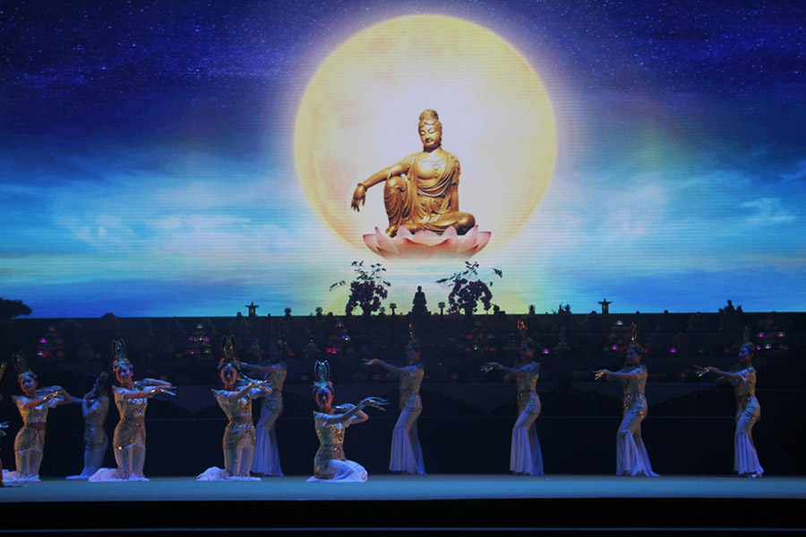 舞臺背景就是水月觀音的畫像（圖：香港佛教聯合會）。