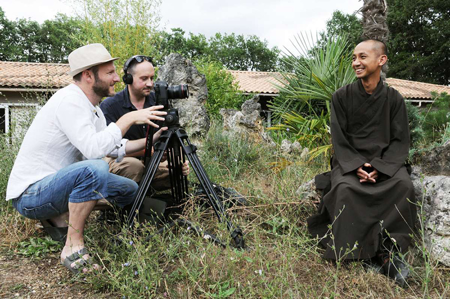 導演默斯（左二）與馬克（左一）透過電影語言，將法國梅村的面貌呈現在大銀幕上（圖：UA CineHub）。