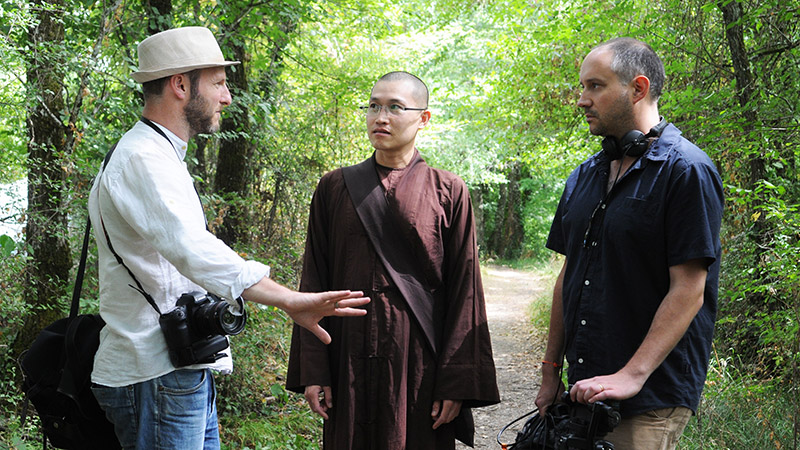 默斯（右）與馬克（左）為拍攝電影，曾在法國梅村待上多年（圖：UA CineHub）。