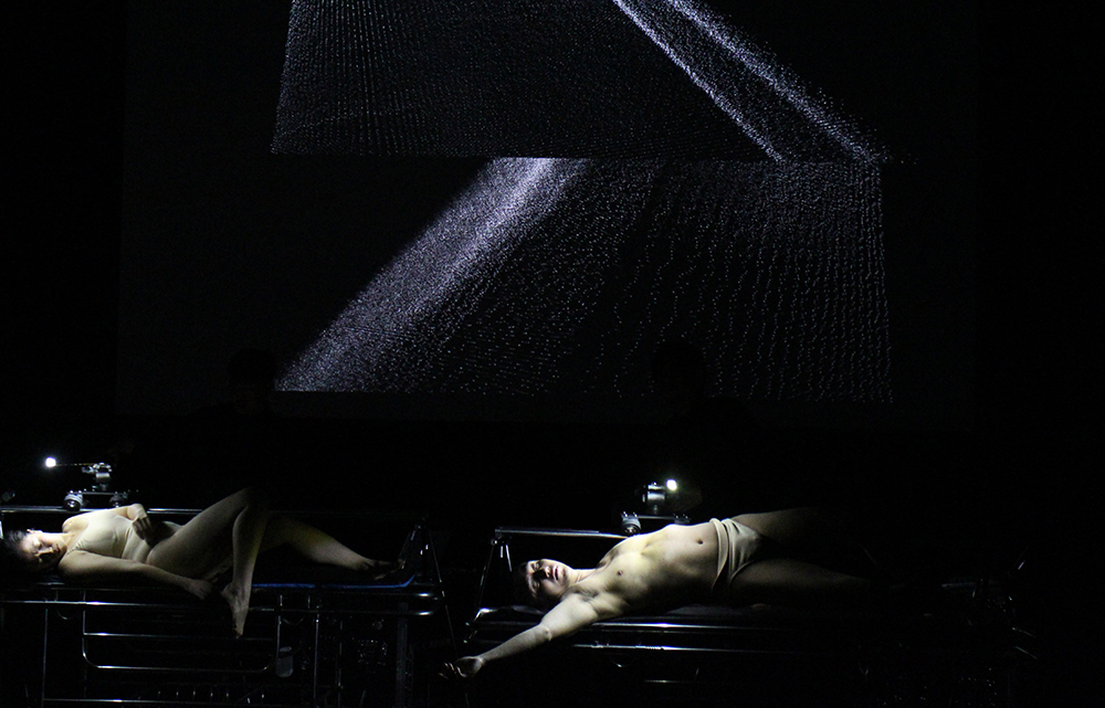兩位舞蹈員「試玩」Keith設計的藝術裝置，示範如何舞出身體的音樂。