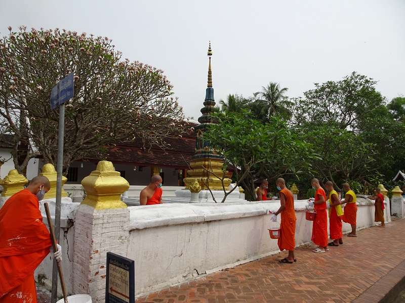 圖3 - 毗鄰的Wat Sop Sickharam 寺院及僧侶們