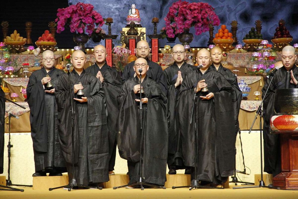 僧徹法師及僧眾帶領唱誦多首寺院的梵唄曲目。