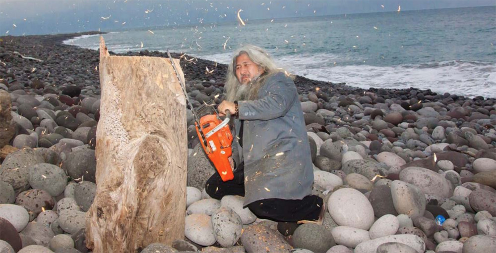 2002年，颱風重創台灣北部，東北角海岸及無人島龜山島堆滿了由山上沖積下來的漂流木。康木祥獲政府邀請到龜山島居住一整年創作。（圖：康木祥）