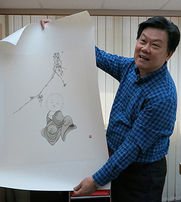 陳先生喜愛這張小沙彌圖，特別為佛門網記者展示。