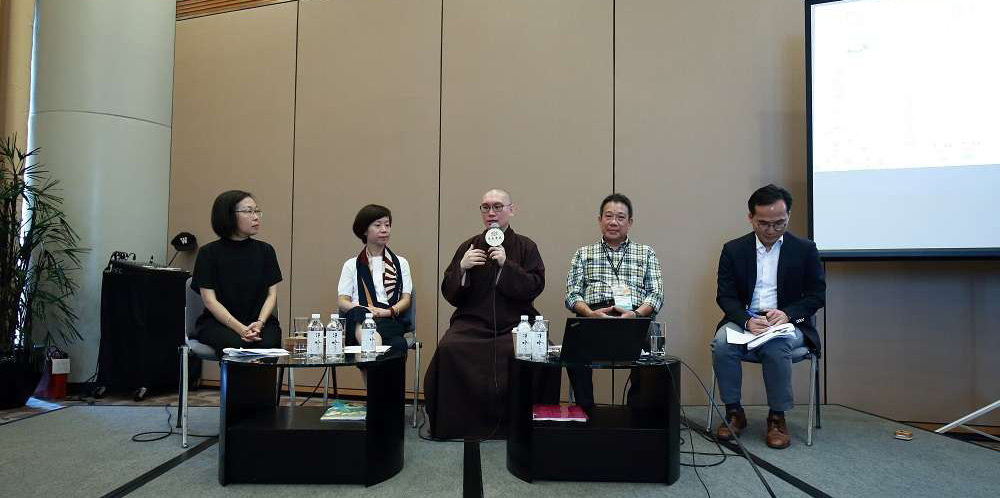 與會的講者與主持人（由左至右）吳麗珍女士、呂素君小姐、苑長僧徹法師、馬雲龍先生、主持人吳志軒博士