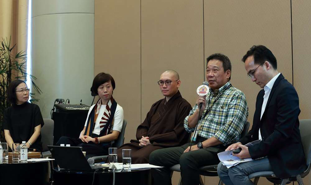 工程部主管馬雲龍先生（右二）講述建築保育的理念
