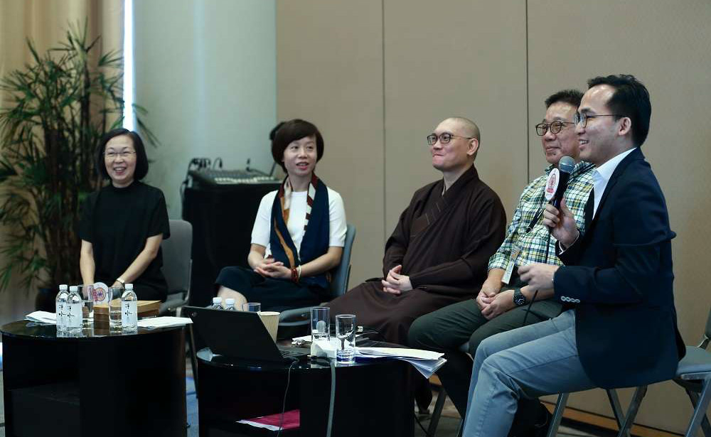 座談會主持人吳志軒博士（右一）幽默的表達逗得大家開懷大笑