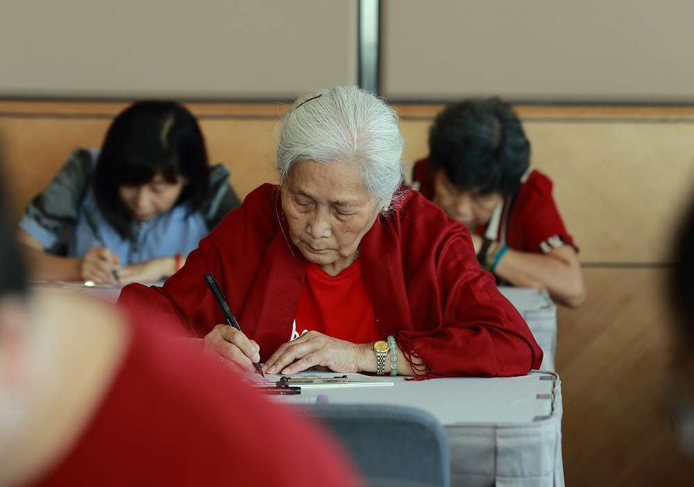 「抄經不但可以幫助我們的心安住,而且能培養我們的慈悲和智慧。」僧徹法師表示。 「抄經不但可以幫助我們的心安住,而且能培養我們的慈悲和智慧。」僧徹法師表示。