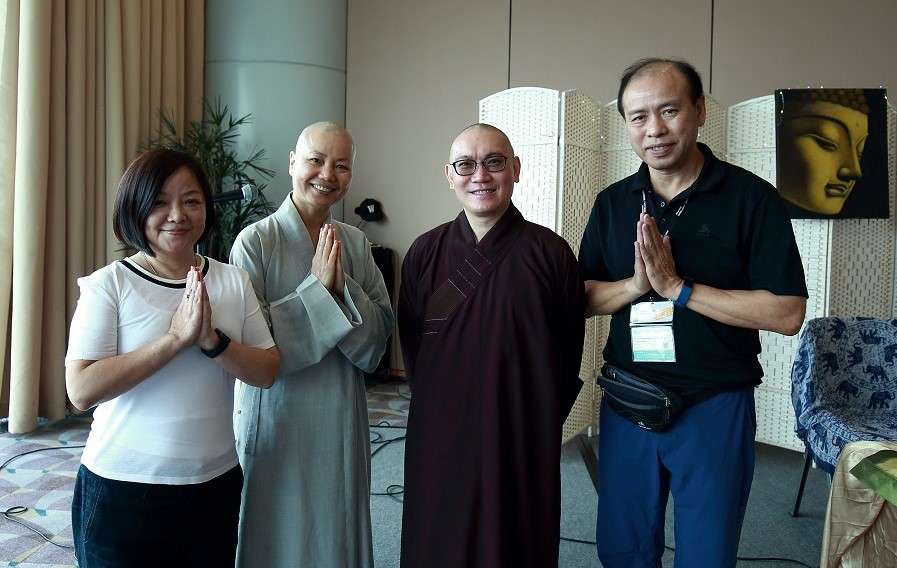 講座圓滿,僧徹法師(右二)、修岸法師(左二)與信眾合影。 講座圓滿,僧徹法師(右二)、修岸法師(左二)與信眾合影。
