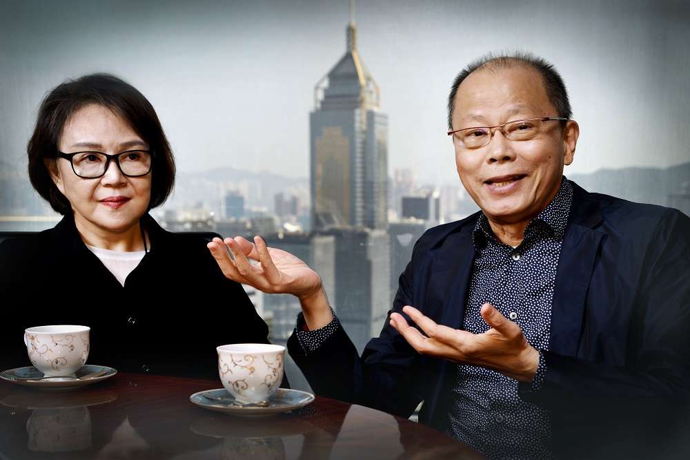 從電影製作、琉璃創作到經營一個國際知名的藝術品牌,張毅與楊惠姍夫婦攜手走過了三十多個寒暑,期間曾經歷不少考驗,但二人一直守住初心,堅持到底。 從電影製作、琉璃創作到經營一個國際知名的藝術品牌,張毅與楊惠姍夫婦攜手走過了三十多個寒暑,期間曾經歷不少考驗,但二人一直守住初心,堅持到底。