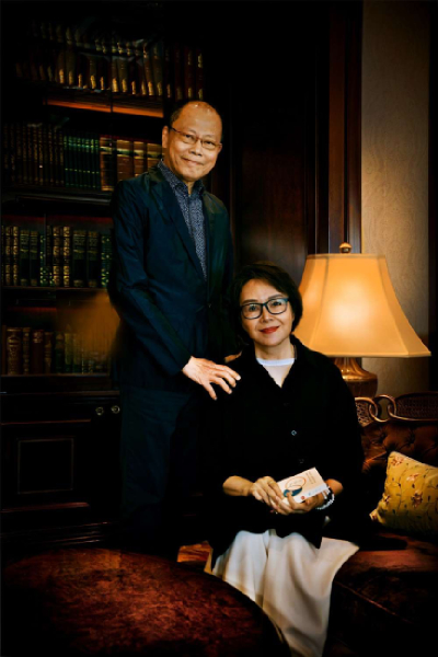 張毅與楊惠姍不單是合作無間的夥伴,更是相濡以沫的佳侶。數十年來夫婦倆一直相守相依,不離不棄,全憑一句說話﹕「退一步海闊天空」。 張毅與楊惠姍不單是合作無間的夥伴,更是相濡以沫的佳侶。數十年來夫婦倆一直相守相依,不離不棄,全憑一句說話﹕「退一步海闊天空」。