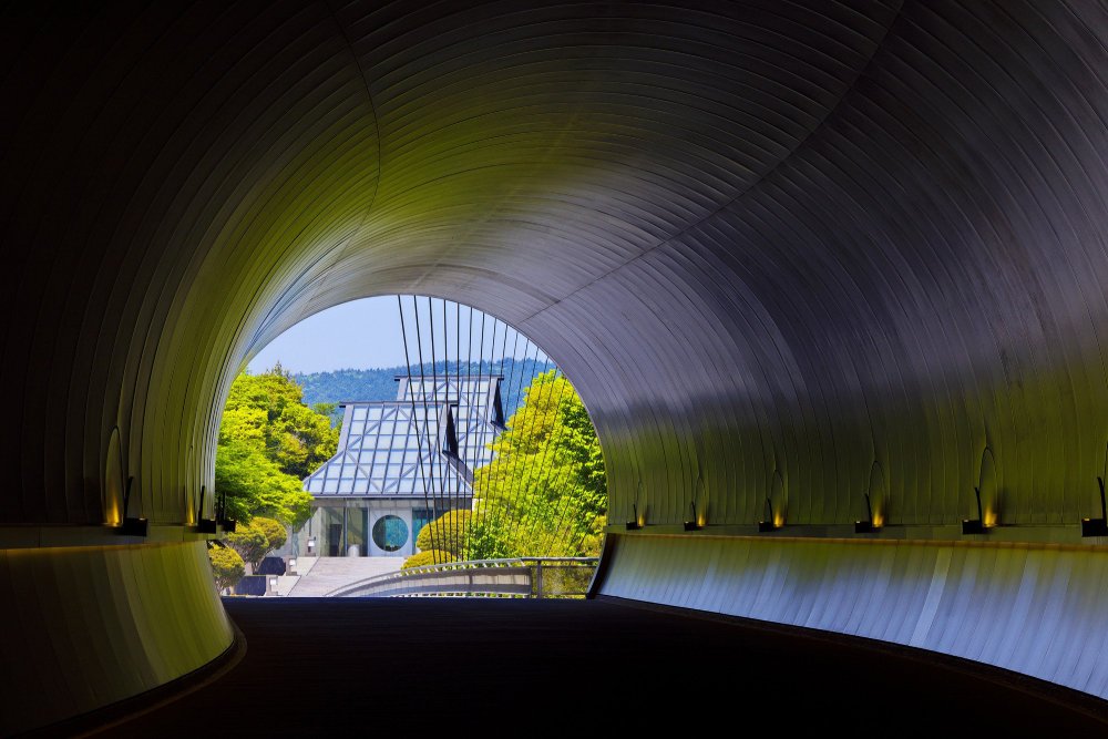 日本滋賀美秀美術館的隧道入口盡顯貝聿銘執著完美，卻能靈活變通的佐證。