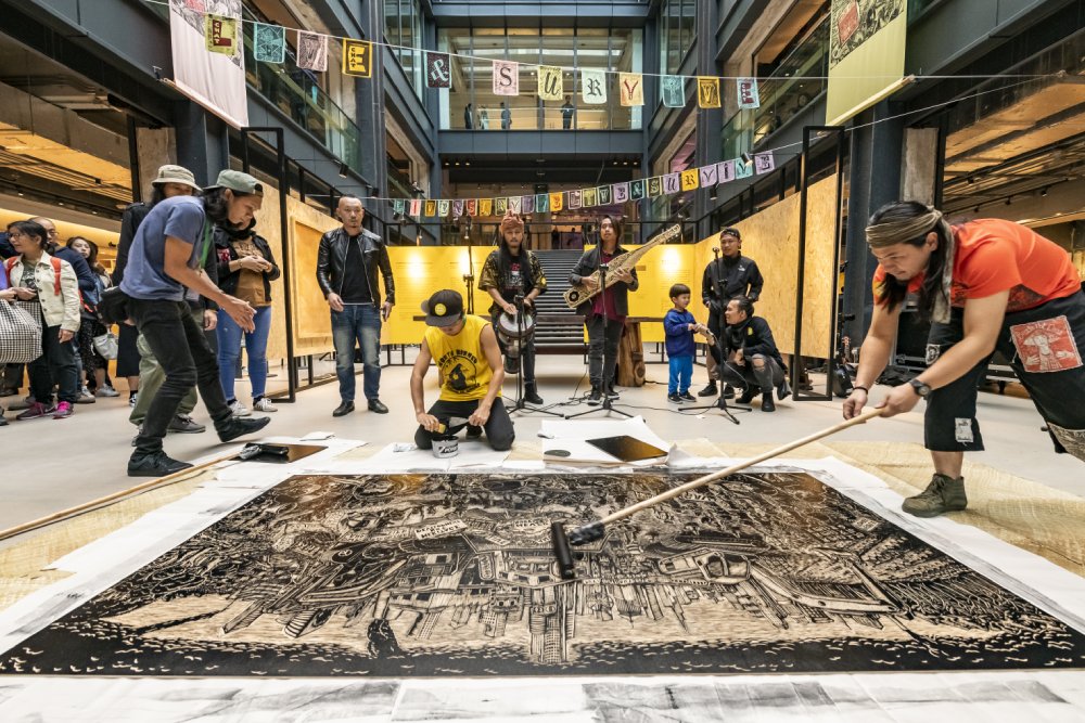 在展覽開幕當天，龐克搖滾舍在紗廠以木版印畫創作旗幟，他們同時以一面面旗幟重新佈置並運用紗廠坊的空間，讓公眾一同參與他們的藝術創作。