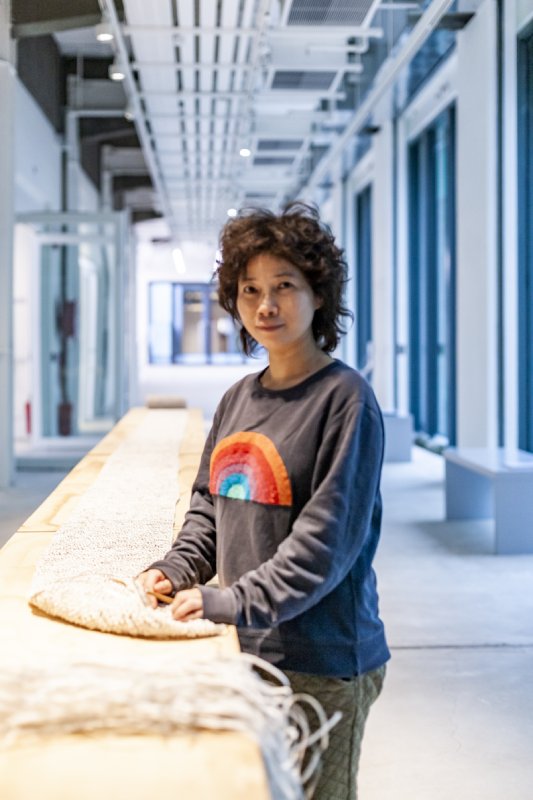 香港藝術家陳麗雲（Movana Chen）利用南豐紡織遺棄的舊文件編織創作全新作品《Fabric of CHAT》