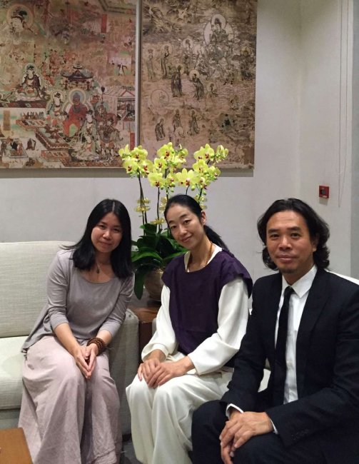 作者(圖左)、珠寶及訪談翻譯陳德奇先生(圖右)，攝於2015年