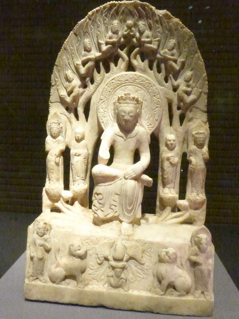 圖1：菩薩五尊像，透雕雙樹為背屏。「龍樹背龕式」造像是鄴城地區北齊中後期佛教造像的典型樣式。（攝於東京國立博物館）