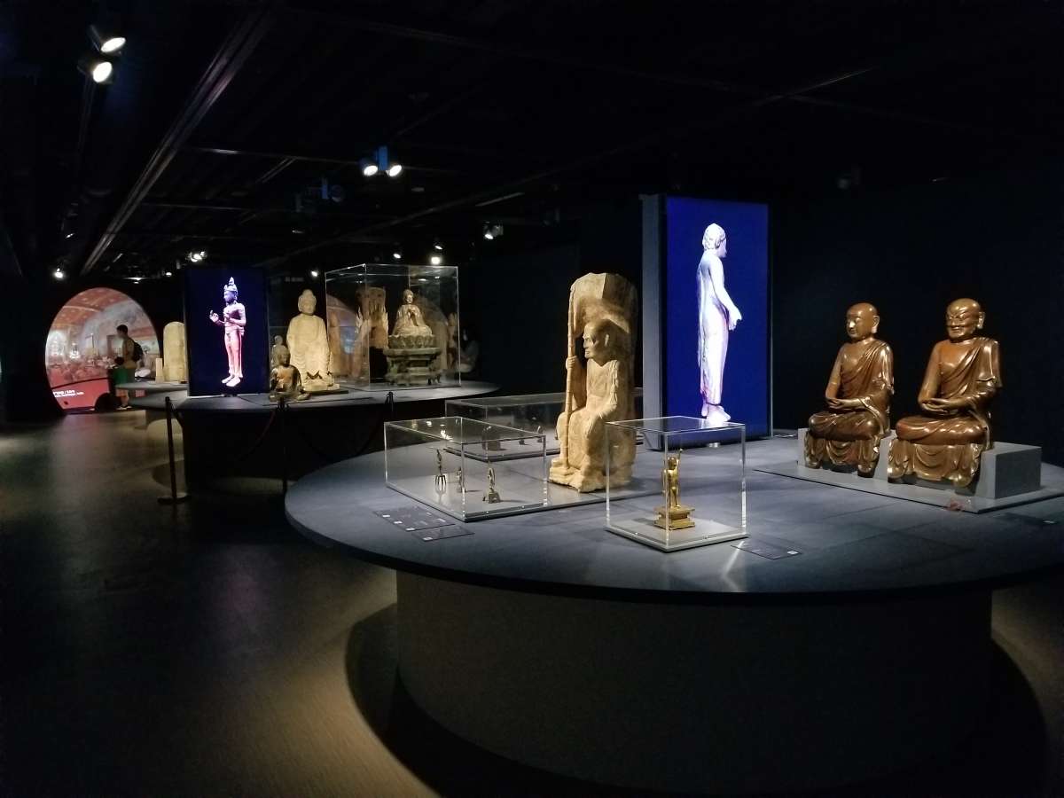 展場設有實體藝術品展區，共展出38件來自本港博物館及畫廊的佛教藝術品。