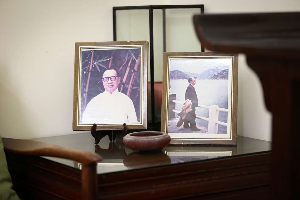 會議室裏擺放著錢穆（左）和唐君毅（右）兩位先生的相片。