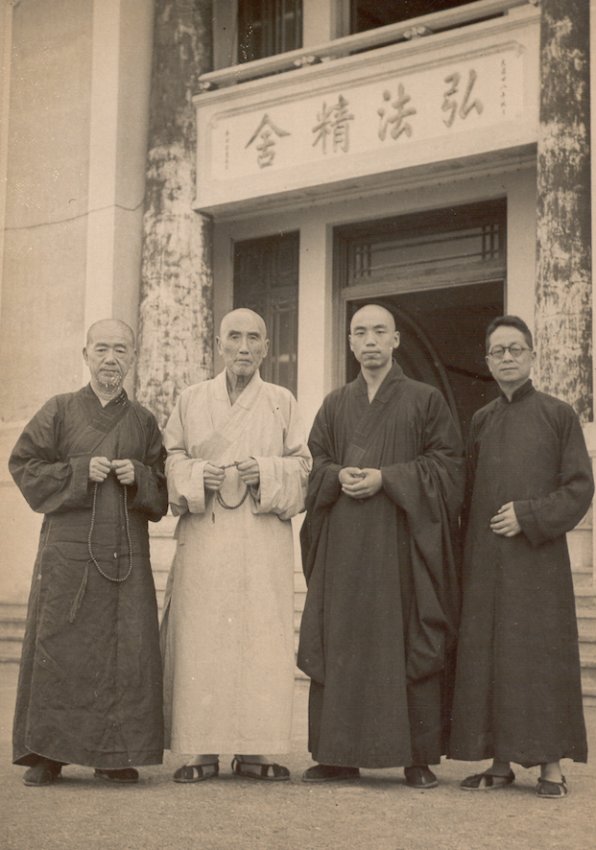 圖一:經董事會邀請後,吳蘊齋居士(左一)入住弘法精舍,皈依倓虛老法師,承擔了部分籌措日常經費的責任。(圖片加拿大湛山精舍提供) 圖一:經董事會邀請後,吳蘊齋居士(左一)入住弘法精舍,皈依倓虛老法師,承擔了部分籌措日常經費的責任。(圖片加拿大湛山精舍提供)
