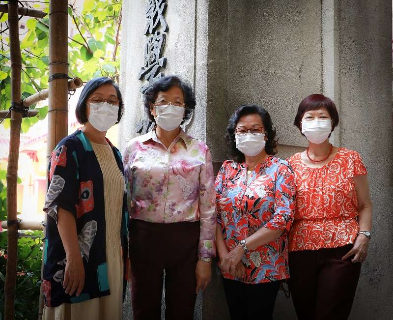 寶覺學校的四位校友攝於東蓮覺苑：（左起）楊健思女士、李潔蘭女士、蕭珍彩女士、徐麗蓮女士。