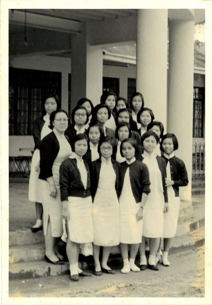 1963年高中三秋季旅行，班主任馮淑芳老師與徐麗蓮(第三排右一)（圖片由受訪者提供）