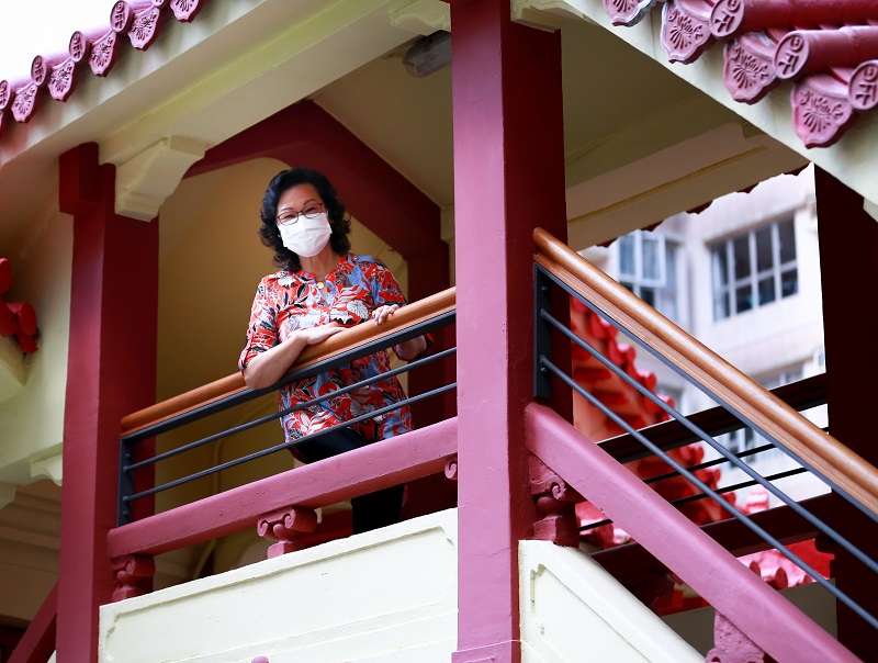 蕭珍彩女士 攝於東蓮覺苑通往寶覺小學的小橋上