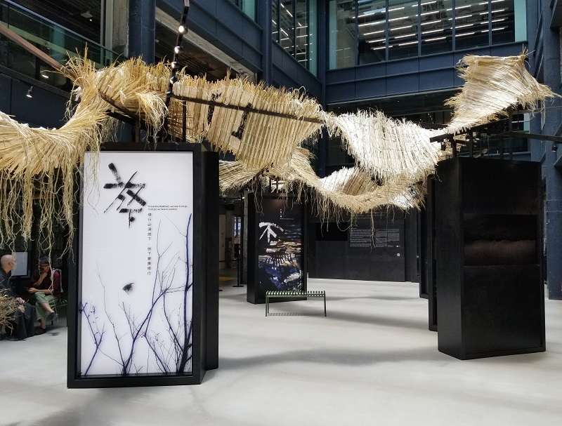 是次展覽以一件五十米長的編織品為主軸，配合多幅攝影及大字作品，建構出一個充滿禪意的藝術空間。