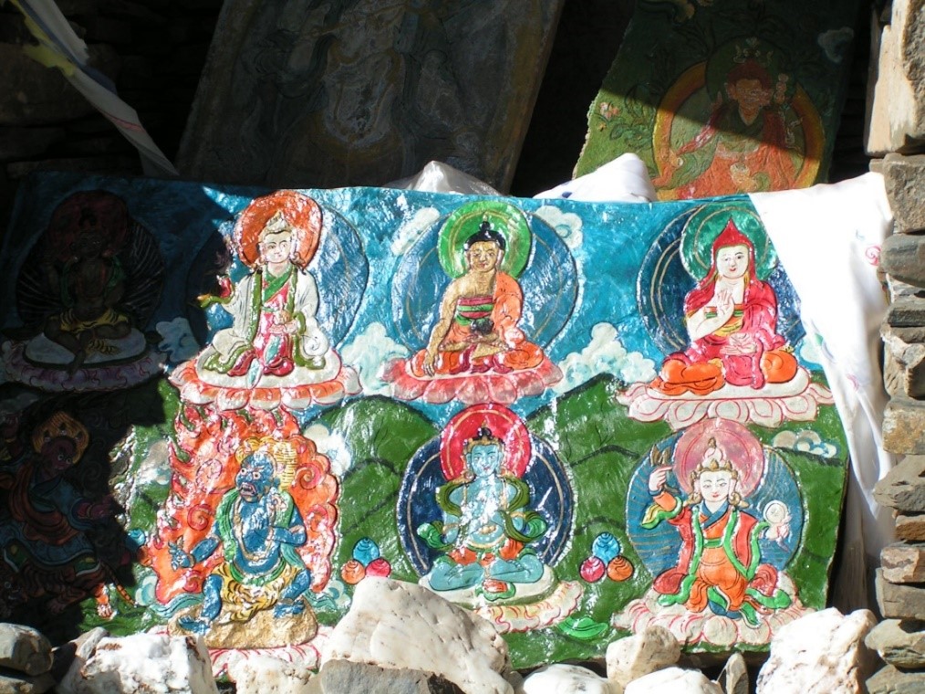 色彩繽紛的瑪尼石，繪製不同藏傳佛教的菩薩及宗師像