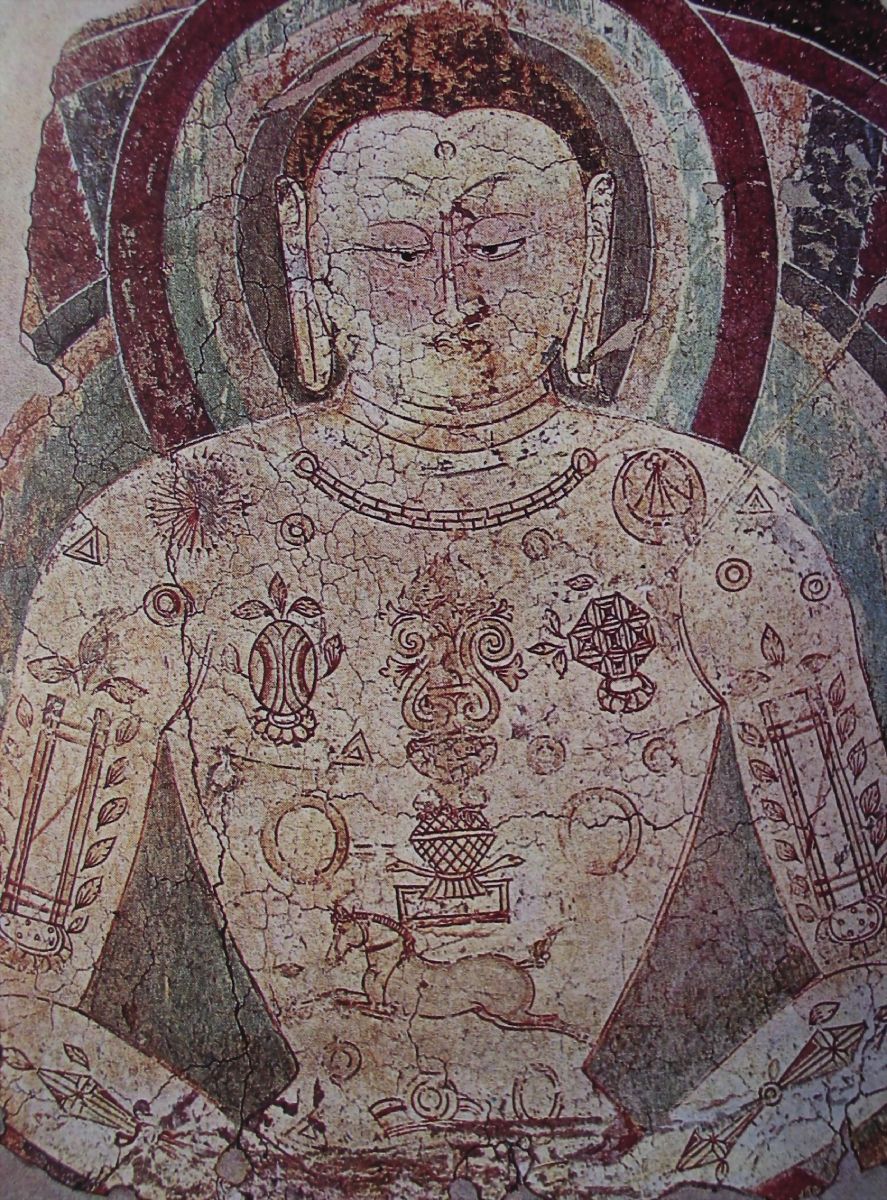圖二：中國新疆策勒縣達瑪溝出土的佛衣畫（盧舍那佛），現收藏於印度新德里博物館。（翻拍自《中國新疆古代藝術》，烏魯木齊：新疆美術攝影出版社，1994）。
