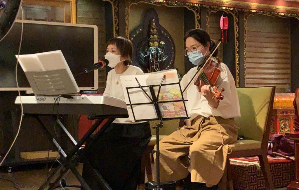 Wincy能自彈自唱,兼會作曲,音樂造諧深厚;全因禪修開拓了「音樂」禪的貢獻。 Wincy能自彈自唱,兼會作曲,音樂造諧深厚;全因禪修開拓了「音樂」禪的貢獻。