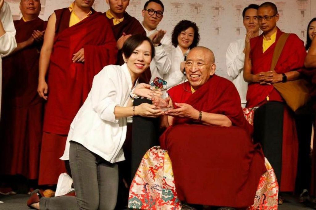 創古密宗佛教中心邀請了Wincy為其三十週年慶作曲，堪千‧創古仁波切 (右) 送贈她一份紀念品。