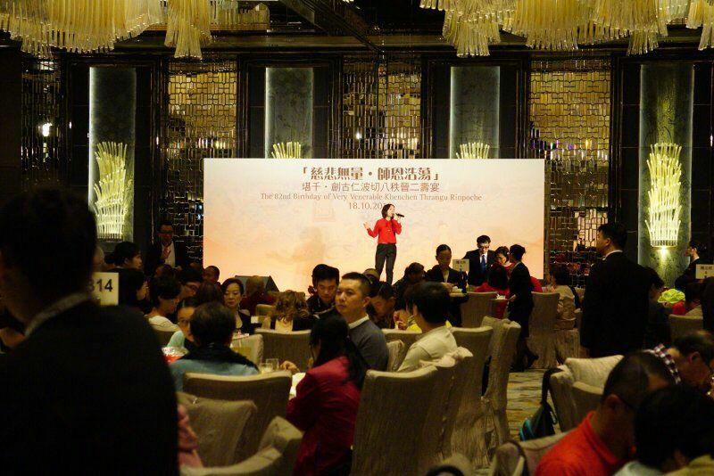 Wincy於堪千‧創古仁波切壽宴上獻唱佛曲。 Wincy於堪千‧創古仁波切壽宴上獻唱佛曲。