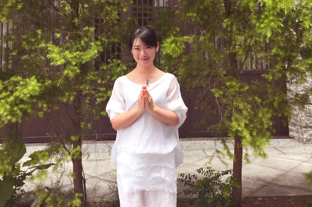 暨華凝信佛已近二十年,是一位虔誠的佛弟子。 暨華凝信佛已近二十年,是一位虔誠的佛弟子。