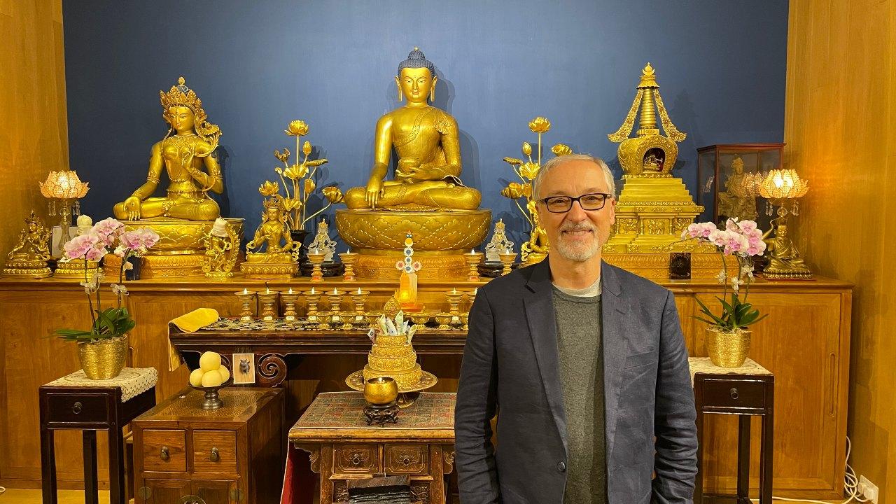 導演及製作人保羅‧麥高雲（Paul MacGowan）是名禪修者和佛教徒，有好幾部獲獎影片。自1981年成為那洛巴大學的學生，一直練習禪修，後期多年師從明就仁波切。 （拍攝：希妮窩）