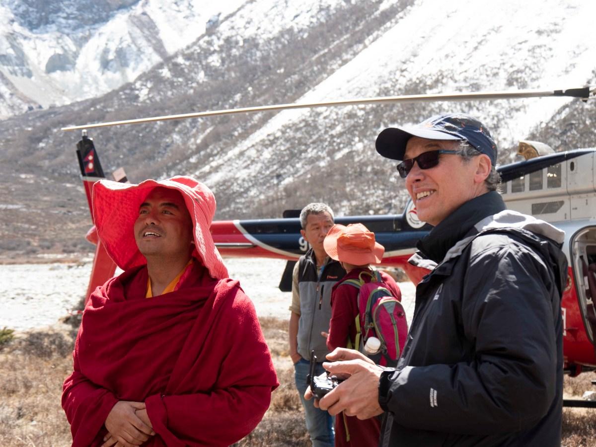 蓮花生大士洞穴位於尼泊爾海拔高13,000呎的藍塘冰河之谷 (Langtang) 。仁波切於夏天時住在此處數個月。路途艱險，拍攝時間又緊迫，造就了一次驚險的直升機之旅。
